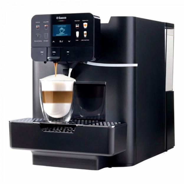 Automatyczny ekspres Saeco w kolorze czarnym przygotowuje warstwowe cappuccino w szklance z podwójnymi ściankami.