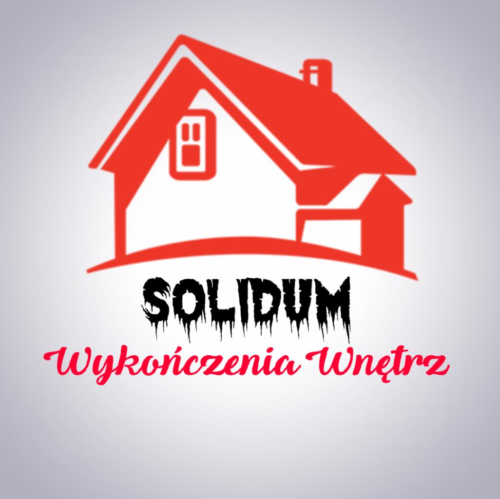 Logo firmy SOLIDUM. Wykończenia Wnętrz. Czerwony symbol domu z czarną nazwą firmy i czerwonym dopiskiem.