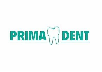Logo firmy Prima Dent: nazwa w kolorze turkusowym z symbolem zęba pośrodku.