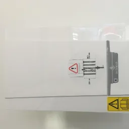 Nowe urządzenie De Dietrich w opakowaniu, widoczne schematy montażowe i panel sterowania