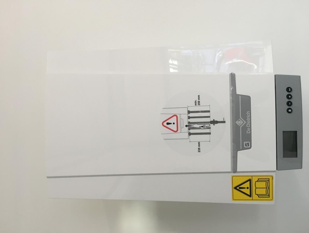 Nowe urządzenie De Dietrich w opakowaniu, widoczne schematy montażowe i panel sterowania
