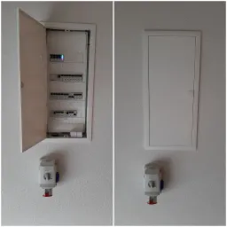 Dwa ujęcia: otwarty i zamknięty rozdzielnica elektryczna na ścianie, poniżej gniazdo siłowe z wyłącznikiem różnicowoprądowym.