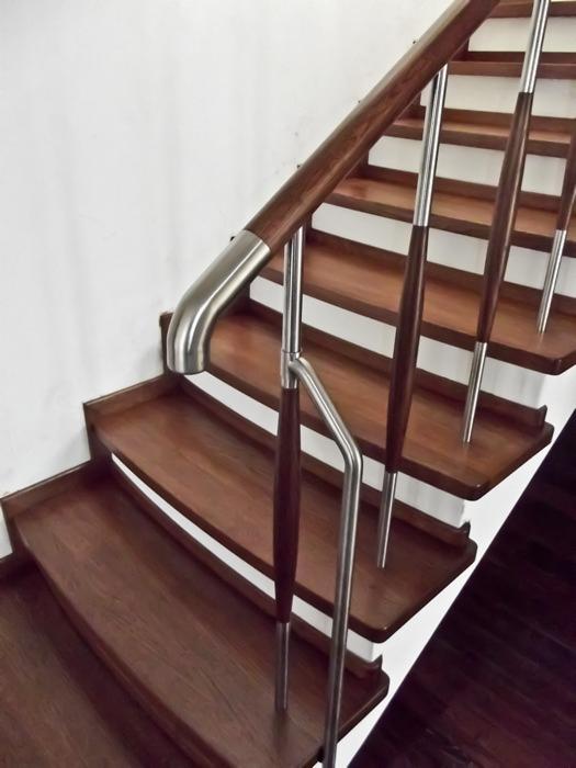 Drewniane schody z balustradą z elementami drewna i stali nierdzewnej, widok z góry, nowoczesny design.