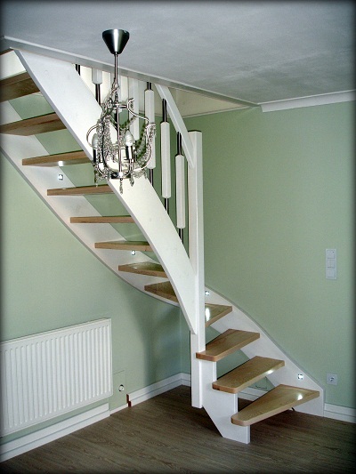 Drzwi, schody, meble.