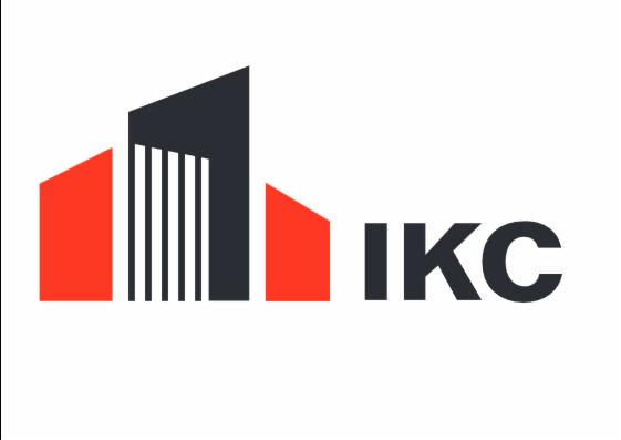 Logo firmy budowlanej IKC z abstrakcyjnym budynkiem w kolorach czarnym i czerwonym.