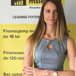 Kobieta na tle baneru MSLE z ofertą leasingu: Finansujemy maszyny do 18 lat, finansowanie do 120 miesięcy, bez opłat, bez BIG, BIK i KIL