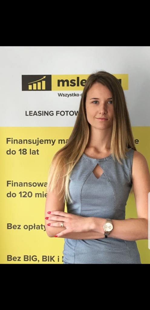 Kobieta na tle baneru MSLE z ofertą leasingu: Finansujemy maszyny do 18 lat, finansowanie do 120 miesięcy, bez opłat, bez BIG, BIK i KIL