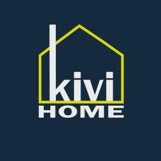 Logo firmy Kivi Home z Nowego Sącza, przedstawiające uproszczony zarys domu w żółtej ramce, z kominem tworzącym literę 'I' w nazwie firmy.