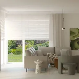 Jasne, minimalistyczne wnętrze salonu w Warszawie z widokiem na ogród przez okno z białymi żaluzjami, beżowa sofa z poduszkami, marmurowy stolik pomocniczy i abstrakcyjny obraz na ścianie.