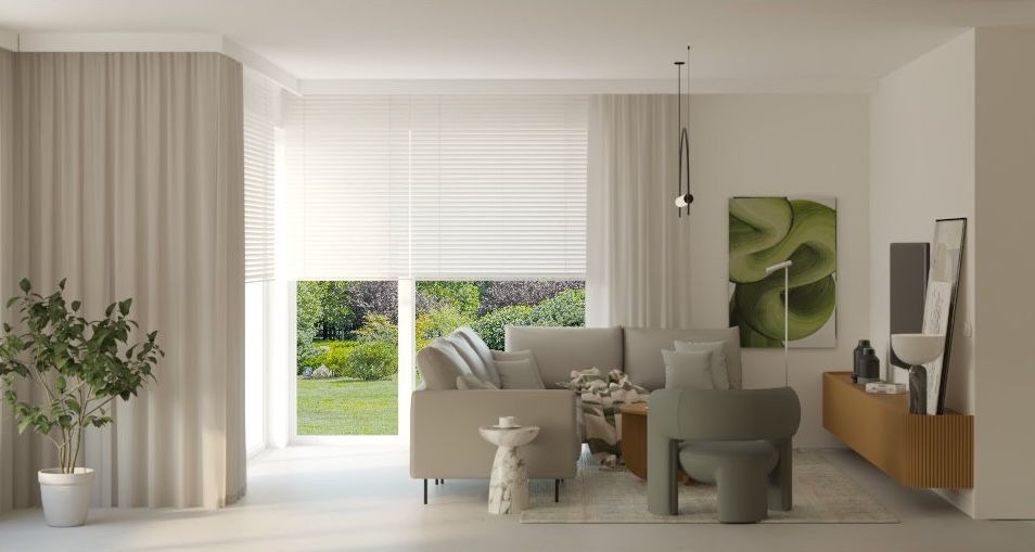 Jasne, minimalistyczne wnętrze salonu w Warszawie z widokiem na ogród przez okno z białymi żaluzjami, beżowa sofa z poduszkami, marmurowy stolik pomocniczy i abstrakcyjny obraz na ścianie.