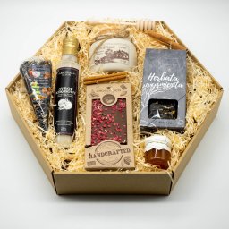 Zestaw prezentowy z herbatą i miodem

Elegancki kosz w ozdobnym pudełku zawiera aromatyczną herbatę, naturalny miód, czekoladę rzemieślniczą, syrop smakowy i kubek. Idealny jako świąteczny upominek dla klientów, pracowników lub bliskich.