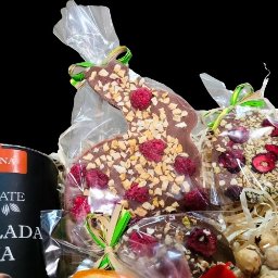 W naszej ofercie na Wielkanoc znajdziesz kosze prezentowe, zawierające czekoladowe pisanki i zająca z liofilizowanymi owocami. Do tego: przetwory z owoców, krem czekoladowy, herbata i wiele innych naturalnych produktów