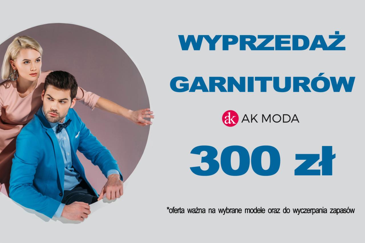 Mężczyzna w niebieskim garniturze i muszce, obok niego kobieta w różowej sukience, na tle grafiki reklamującej wyprzedaż garniturów w cenie 300 zł.