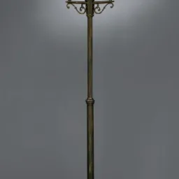 Stylizowana, wysoka lampa ogrodowa w kolorze starego złota, z trzema kloszami z witrażowymi szybkami, oświetlona od wewnątrz, na szarym tle.