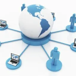 Stylizowana wizualizacja globalnej sieci: błękitna kula ziemska połączona z laptopami i sylwetkami ludzi na okrągłych platformach.