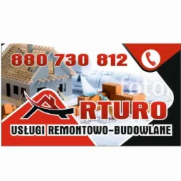 Grafika z numerem telefonu, logo firmy ARTURO i hasłem: Usługi Remontowo-Budowlane. W tle model domu, cegły i narzędzia murarskie.