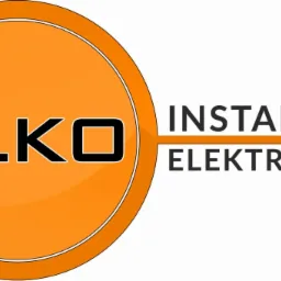 Pomarańczowe logo ELKO Instalacje Elektryczne z geometrycznym fontem i okrągłym obramowaniem.