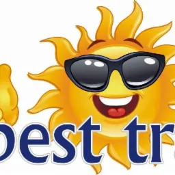 Kreskówkowe słońce w okularach przeciwsłonecznych z kciukiem w górę, logo 'de. best travel'.