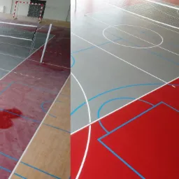 Porównanie stanu podłogi hali sportowej przed i po umyciu, z widoczną różnicą w czystości i intensywności kolorów na poszczególnych fragmentach boiska.