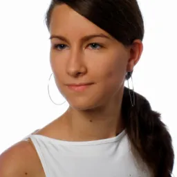 Portret młodej kobiety z ciemnymi włosami spiętymi w kucyk, ubrana w białą bluzkę z delikatnymi zdobieniami, z kolczykami kołami na białym tle.