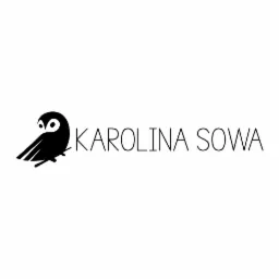 Minimalistyczne logo z czarną sylwetką sowy i napisem 'KAROLINA SOWA' cienkimi, prostymi literami.