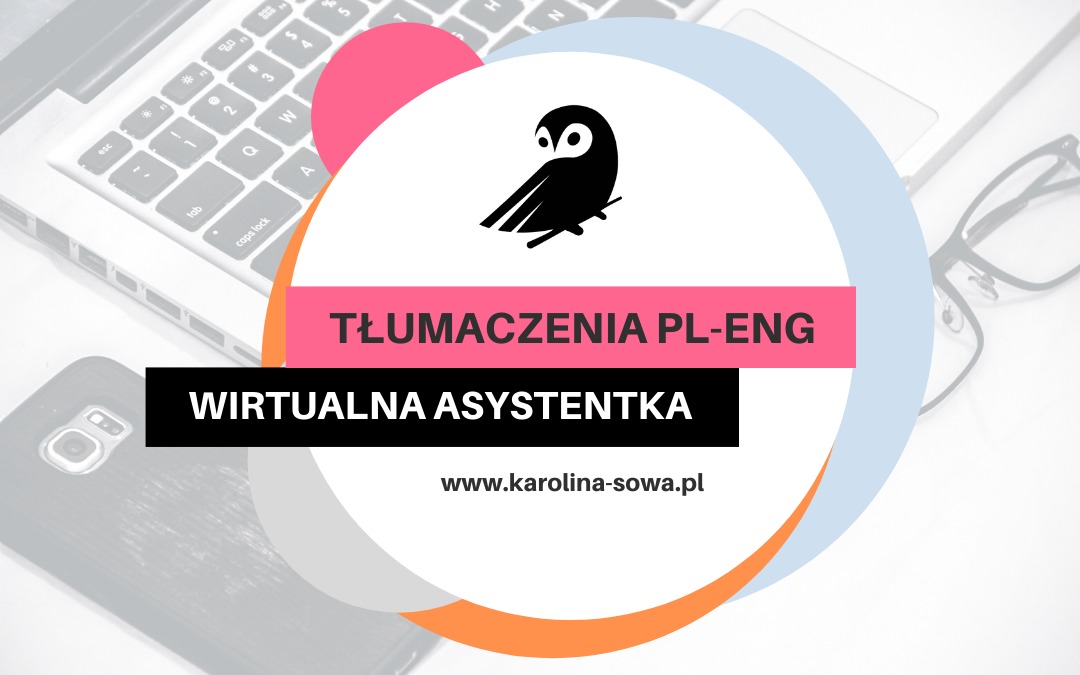 Grafika reklamowa z sylwetką sowy, napisem 'Tłumaczenia PL-ENG' oraz 'Wirtualna Asystentka' na tle biurka z laptopem, telefonem i okularami.