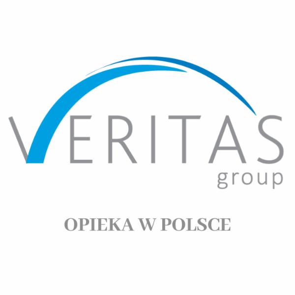 Logo firmy Veritas Group z niebieskim łukiem i szarym napisem Opieka w Polsce.