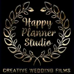 Złoty logotyp 'Happy Planner Studio' z motywem roślinnym na czarnym tle, poniżej napis 'CREATIVE WEDDING FILMS'.
