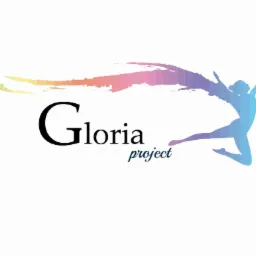 Logo 'Gloria project' z sylwetką tancerki w skoku, z tęczowym, rozmytym śladem ruchu. Czcionka elegancka, kolorystyka gradientowa, od zieleni do fioletu.