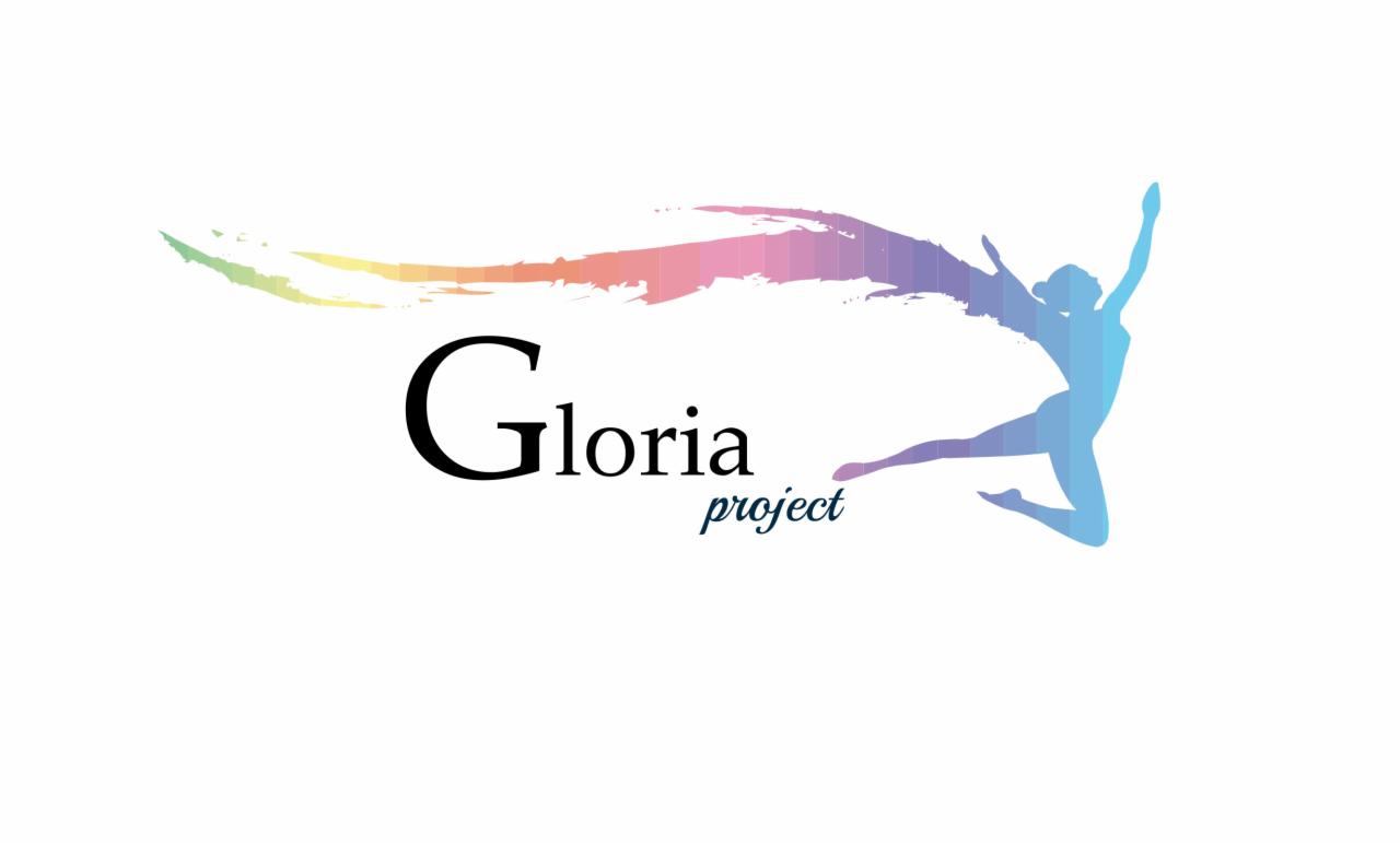 Logo 'Gloria project' z sylwetką tancerki w skoku, z tęczowym, rozmytym śladem ruchu. Czcionka elegancka, kolorystyka gradientowa, od zieleni do fioletu.