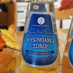 Wysowianka woda mineralna 0,3 litra gazowana (lub niegazowana). Butelka zwrotna. Pakowana po 24 butelki w skrzynce.