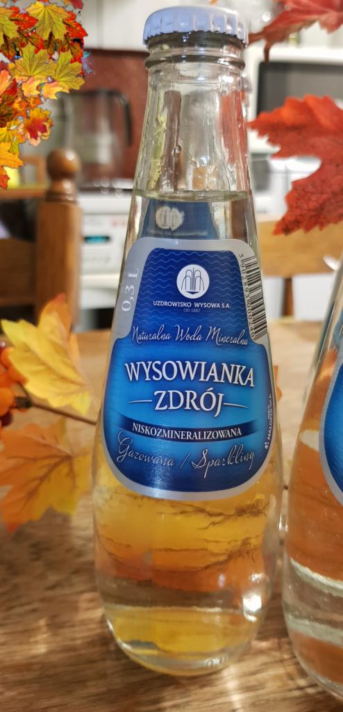 Wysowianka woda mineralna 0,3 litra gazowana (lub niegazowana). Butelka zwrotna. Pakowana po 24 butelki w skrzynce.