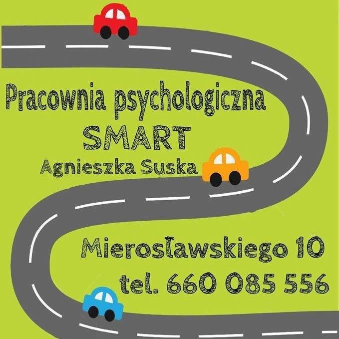 Grafika z nazwą pracowni psychologicznej SMART Agnieszki Suski na zielonym tle, stylizowana na drogę z trzema kolorowymi autkami.
