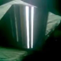 Błyszcząca, lakierowana powierzchnia formatek meblowych odbijająca światło w ciemnym otoczeniu.