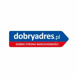 Logo firmy 'dobryadres.pl' w kształcie niebiesko-czerwonej strzałki wskazującej w prawo, z białym tekstem 'dobryadres.pl' na niebieskim tle i 'DOBRA STRONA NIERUCHOMOŚCI' na czerwonym tle.