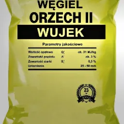 Worek z węglem Orzech II Wujek, prezentujący parametry jakościowe produktu: wartość opałowa 31 MJ/kg, zawartość popiołu 3%, zawartość siarki 0,3%, uziarnienie 25-50 mm, logo firmy z informacją o 23...