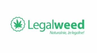 Zielone logo firmy Legalweed z liściem konopi w ozdobnej rozetce i hasłem 'Naturalnie, że legalne!'