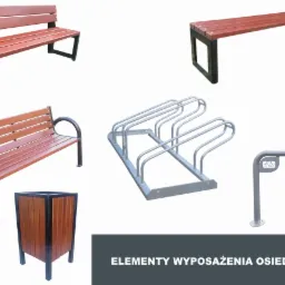 Zestaw elementów małej architektury miejskiej: trzy rodzaje ławek z drewna i metalu, metalowy stojak na rowery oraz kosz na śmieci z drewnianą obudową i metalową ramą, na białym tle.