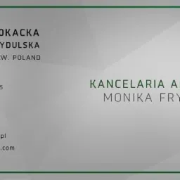Wizyt&oacute;wka Kancelarii Adwokackiej Moniki Frydulska w Warszawie, z adresem, numerami telefon&oacute;w i adresami e-mail, na szarym tle z geometrycznym wzorem i zieloną ramką.