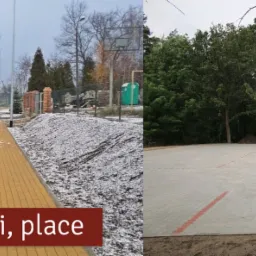 Dwa ujęcia: z lewej wybrukowana droga z żółtym chodnikiem i małe drzewka iglaste, z prawej parking z kostki brukowej z widocznym samochodem osobowym i lasem w tle.