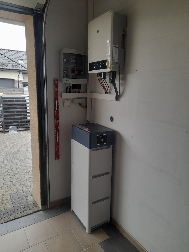 Hybrydowa instalacja fotowoltaiczna z magazynem energii 10,65 kWh