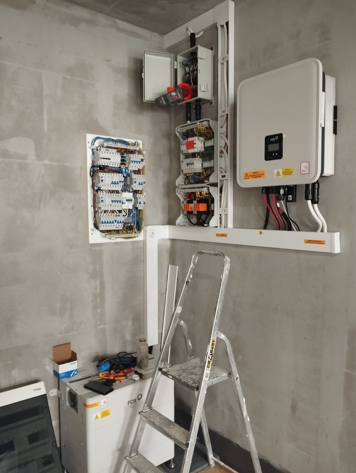 Hybrydowa instalacja fotowoltaiczna z magazynem energii 10 kWh