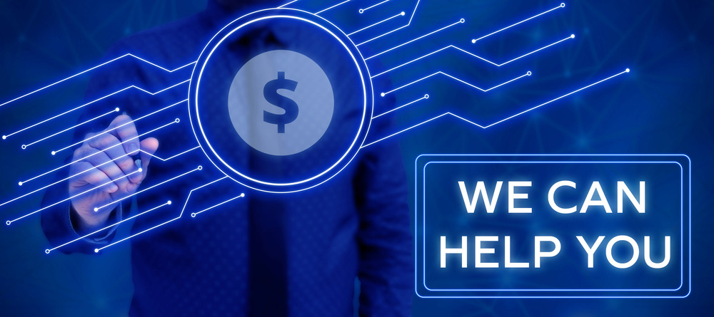 Mężczyzna w niebieskiej koszuli wskazuje na cyfrowy symbol dolara otoczony neonowymi liniami i napisem 'WE CAN HELP YOU'.