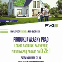 Dom jednorodzinny z panelami słonecznymi na dachu, widziany z perspektywy ogrodu, z rodziną obejmującą się na pierwszym planie. Grafika reklamowa z logo firmy.