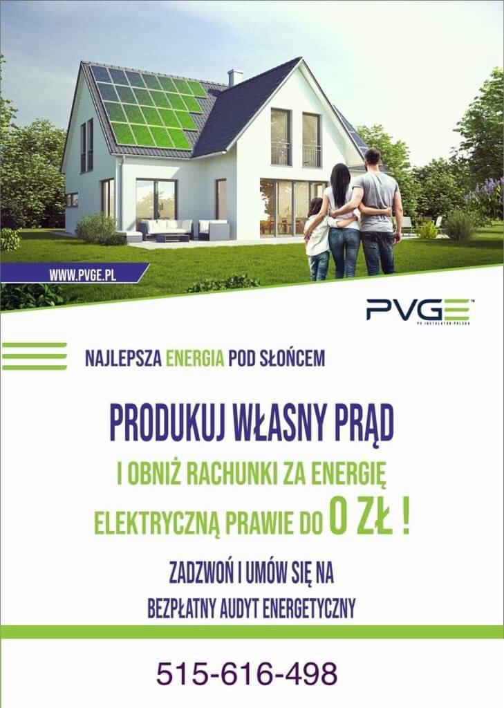 Dom jednorodzinny z panelami słonecznymi na dachu, widziany z perspektywy ogrodu, z rodziną obejmującą się na pierwszym planie. Grafika reklamowa z logo firmy.