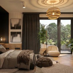 martarudnicka.art - Nowoczesna sypialnia z dużym oknem balkonowym, drewnianą podłogą i elementami dekoracyjnymi w stylu boho. Wnętrze wypełnione światłem dziennym, z widokiem na zieleń.