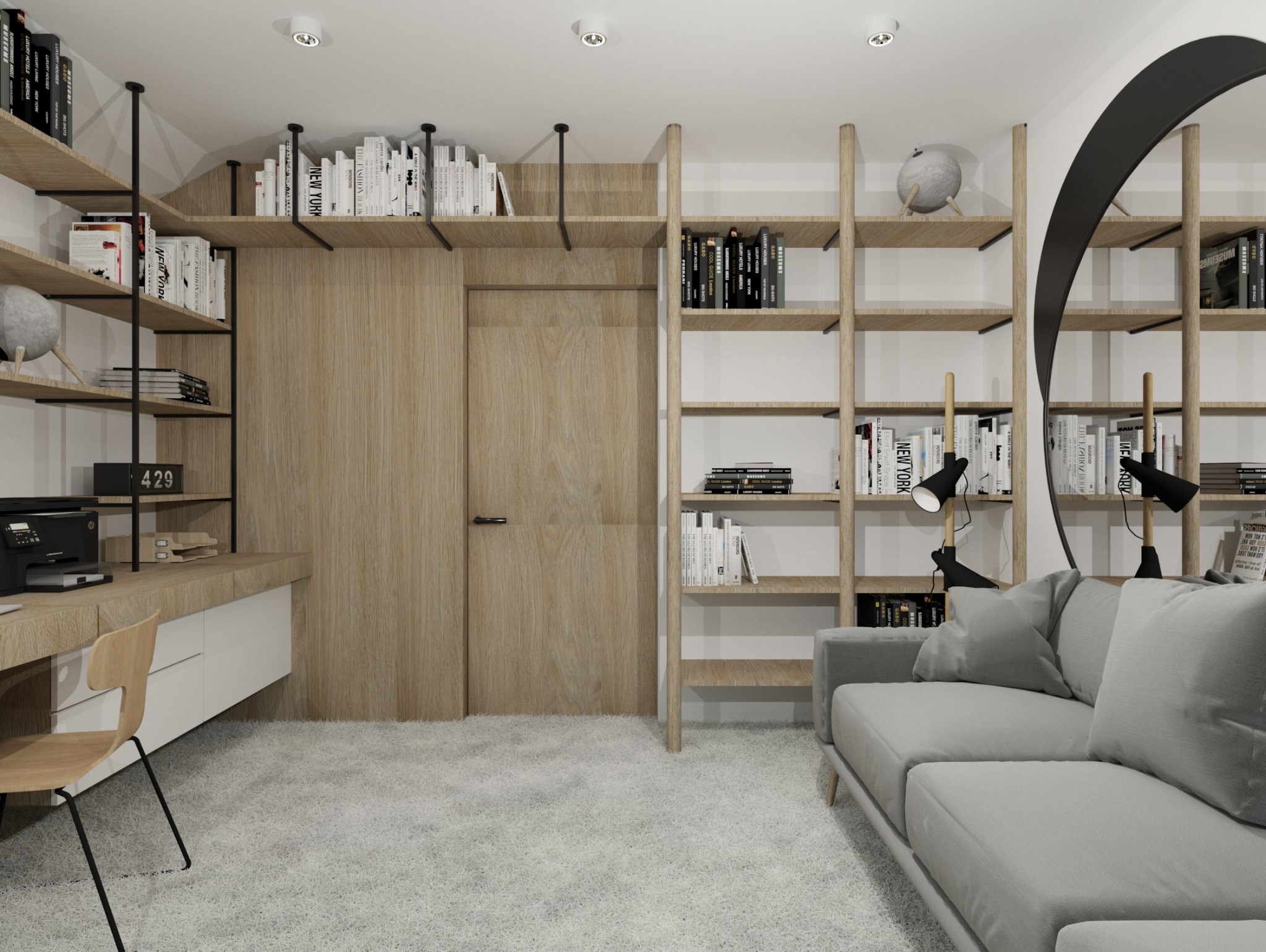 Nowoczesne biuro domowe z drewnianymi regałami wypełnionymi książkami, szarym dywanem i sofą, biurkiem z drukarką i krzesłem, oświetlone punktowymi lampami sufitowymi.