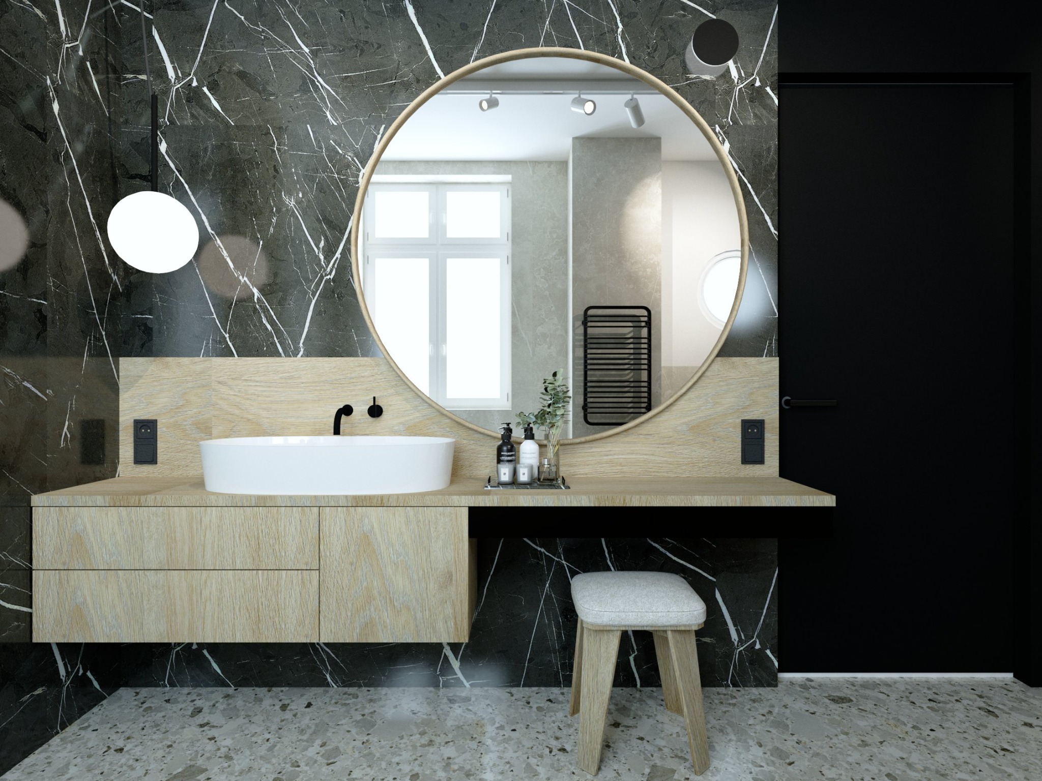 Nowoczesna łazienka z czarnym marmurem, okrągłym lustrem w drewnianej ramie, drewnianą szafką pod umywalką, białym blatem, białym zlewem, czarną armaturą i taboretem z szarą tapicerką.