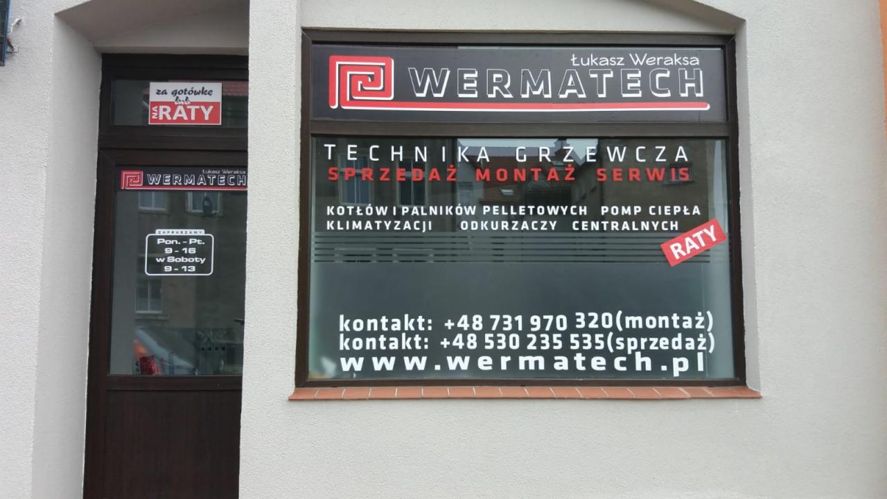 Fasada budynku firmy Wermatech z reklamą sprzedaży, montażu i serwisu urządzeń grzewczych, klimatyzacji, kotłów i pomp ciepła, widoczne godziny otwarcia i informacja o możliwości zakupu na raty.