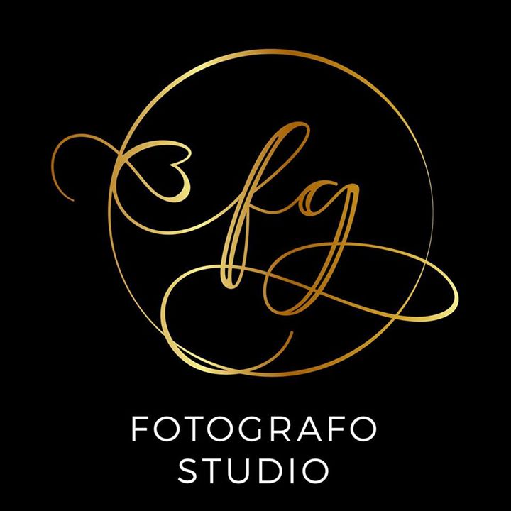 Eleganckie logo studia fotograficznego z inicjałami 'fg' w złotej, kaligraficznej czcionce, umieszczone w okręgu na czarnym tle. Pod spodem napis 'FOTOGRAFO STUDIO'.